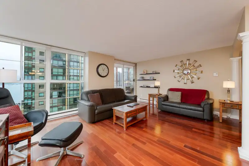 1801 717 JERVIS STREET - photo 2 of 40