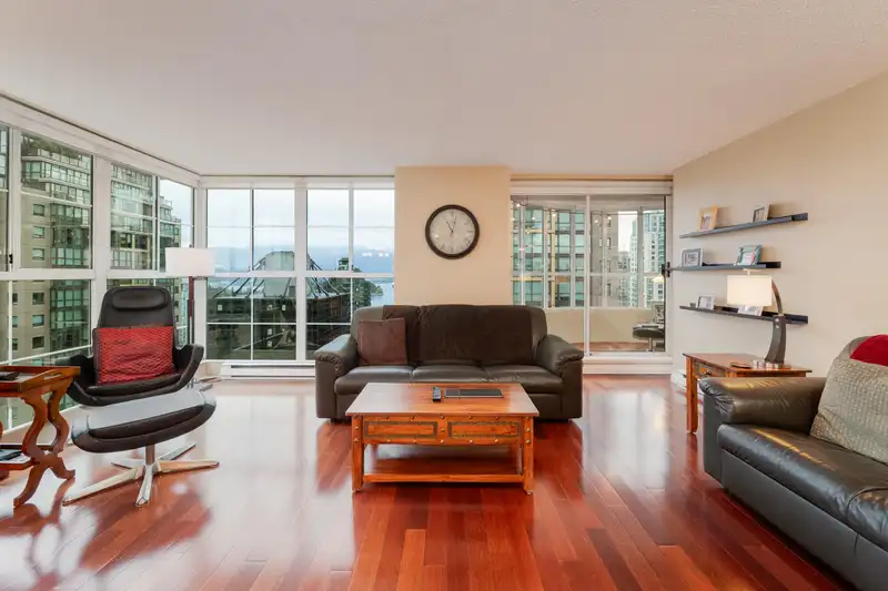 1801 717 JERVIS STREET - photo 3 of 40