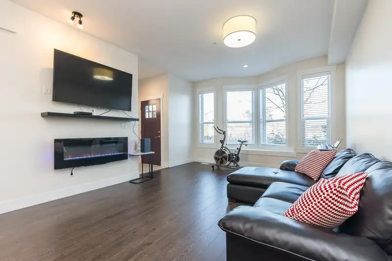 20978 77A AVENUE - photo 2 of 40