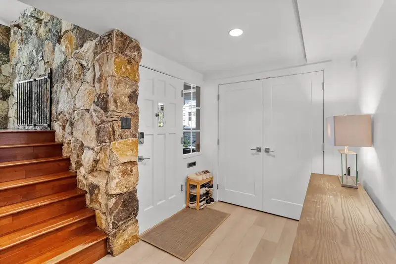 1620 ENDERBY AVENUE - photo 2 of 38