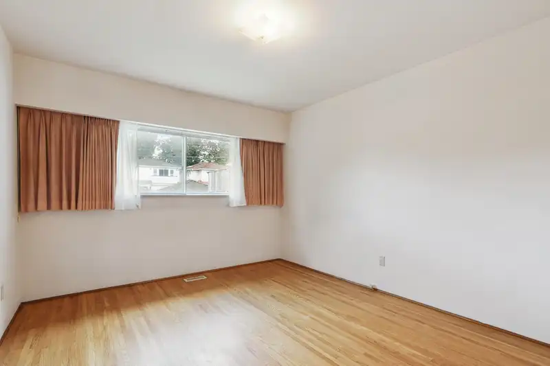 2894 MCGILL STREET - photo 4 of 8