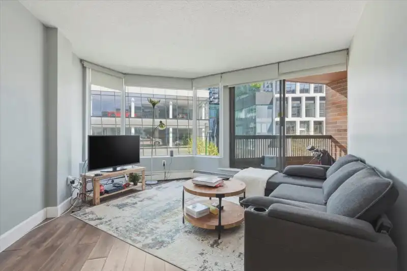 407 950 DRAKE STREET - photo 1 of 39