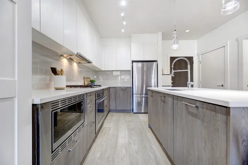 306 625 E 3RD STREET - photo 2 of 25