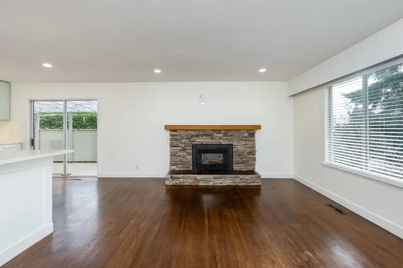 13765 COLDICUTT AVENUE - photo 4 of 32