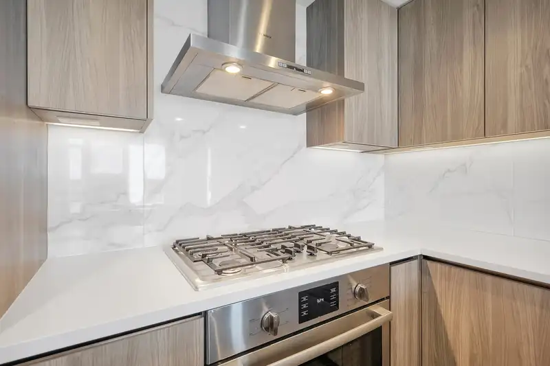 1703 9887 WHALLEY BOULEVARD - photo 4 of 27