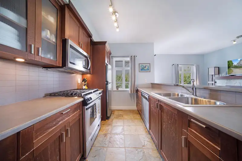 117 7388 MACPHERSON AVENUE - photo 4 of 33
