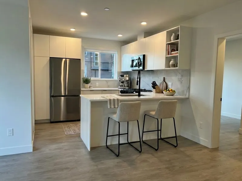 416 13258 105 AVENUE - photo 2 of 18