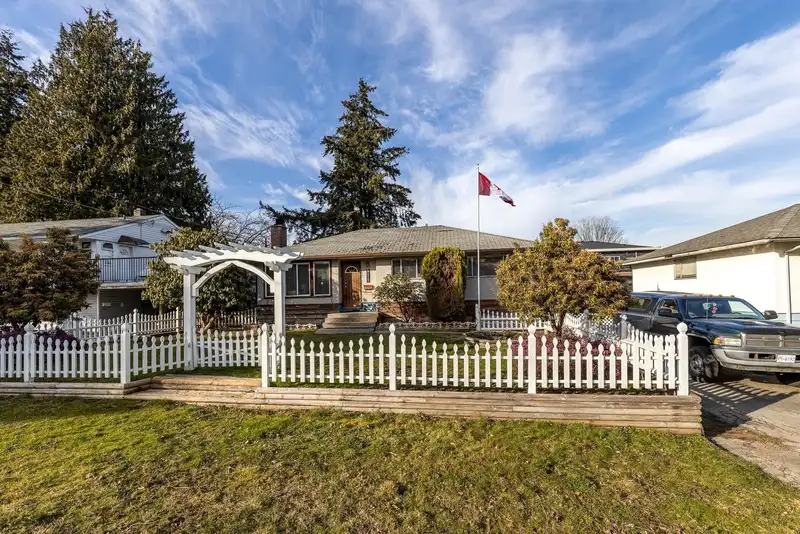 13147 106A AVENUE - photo 3 of 39