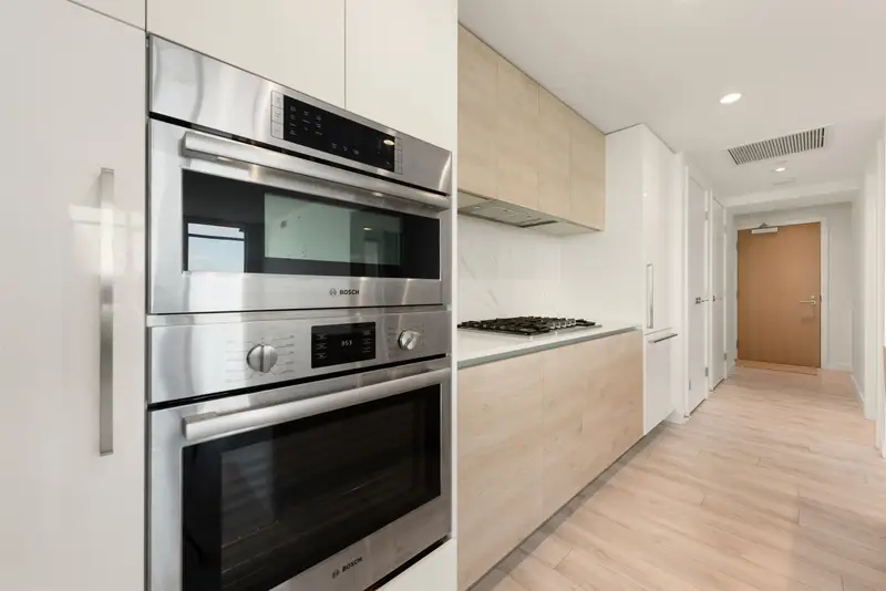 1808 2085 SKYLINE COURT - photo 2 of 25