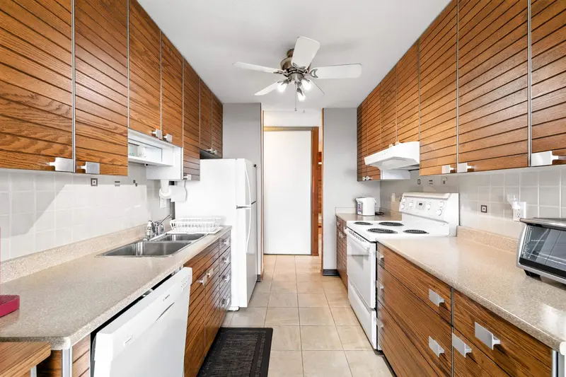 2403 3737 BARTLETT COURT - photo 3 of 25