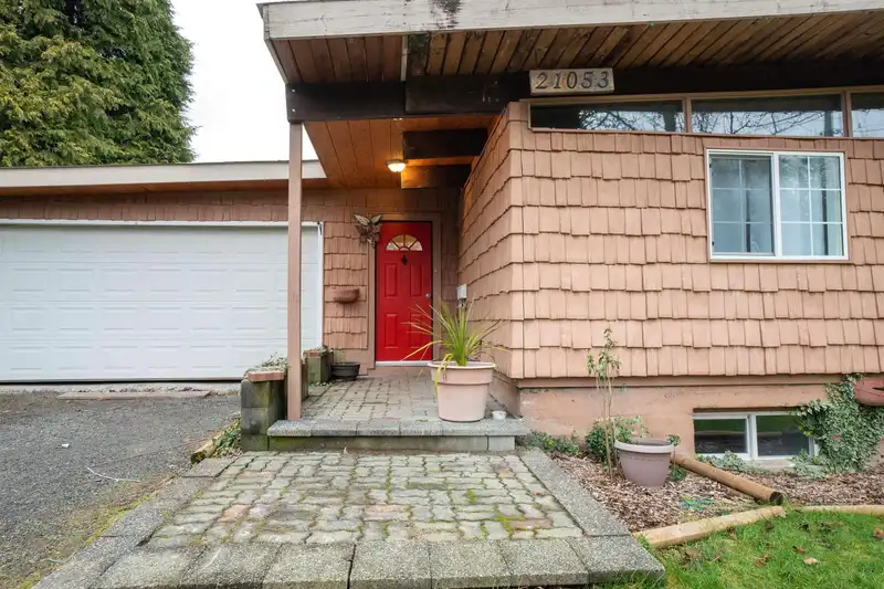 21053 47 AVENUE - photo 3 of 20