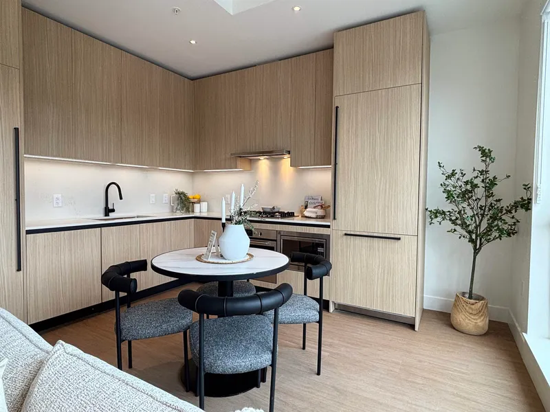 601 2235 E BROADWAY - photo 3 of 15