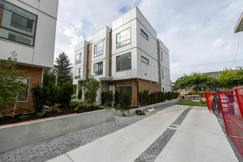 7 6328 KING GEORGE BOULEVARD - photo 2 of 9