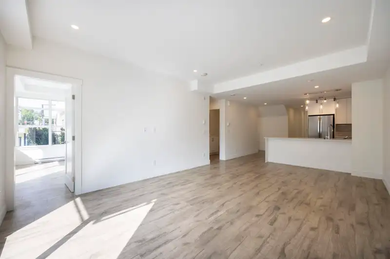 7 6328 KING GEORGE BOULEVARD - photo 3 of 9