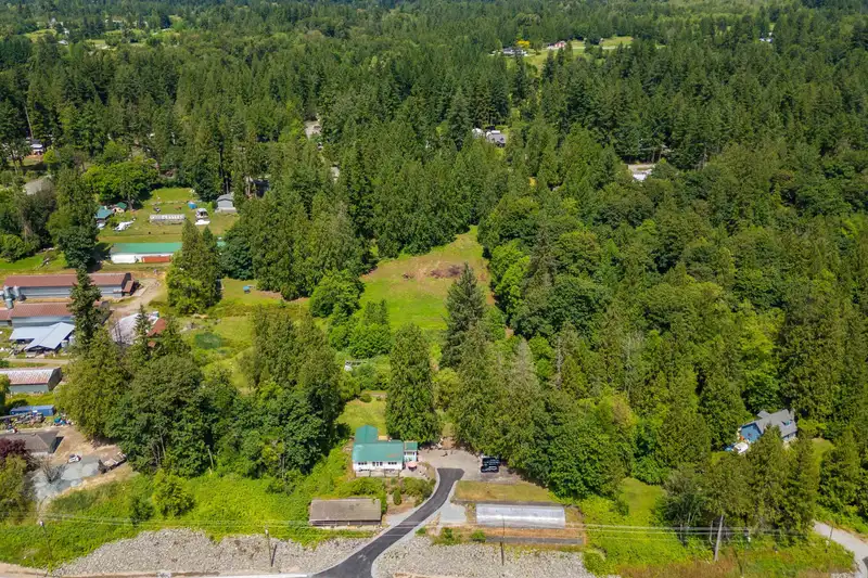 28203 LOUGHEED HIGHWAY - photo 3 of 40