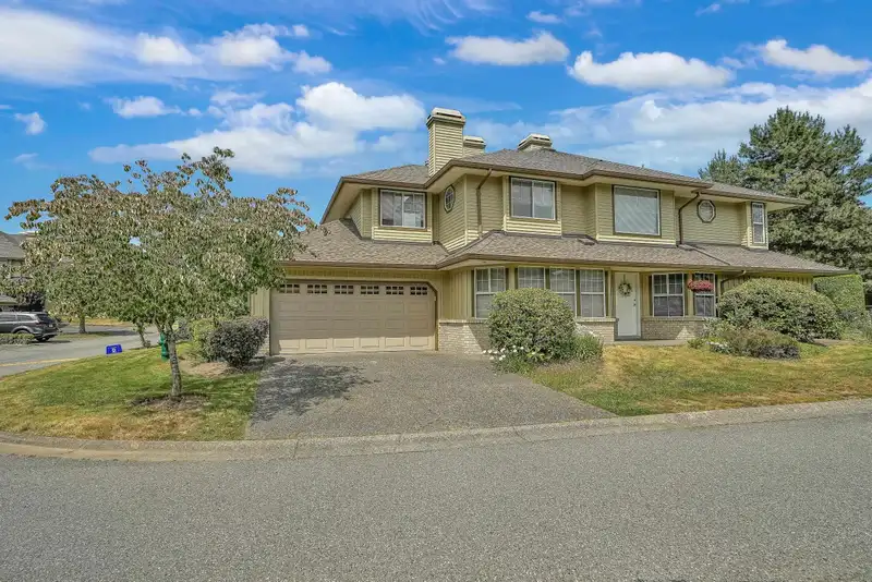 26 15860 82 AVENUE - photo 2 of 39