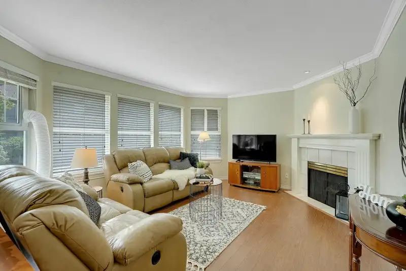 26 15860 82 AVENUE - photo 3 of 39
