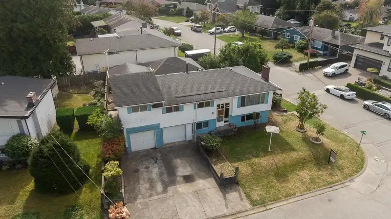 10896 83 AVENUE - photo 3 of 21
