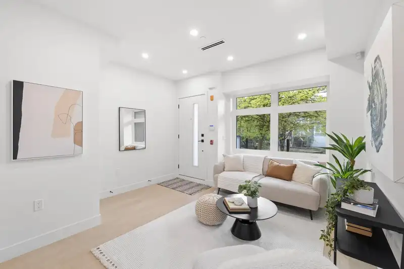 202 2135 E PENDER STREET - photo 3 of 26