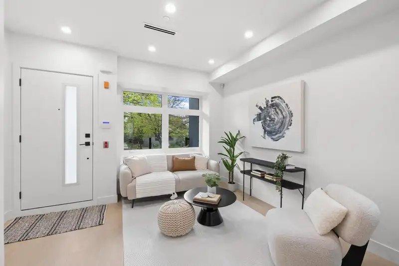 202 2135 E PENDER STREET - photo 4 of 26