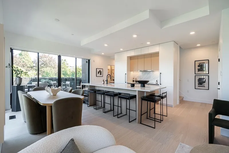 202 539 W 28TH AVENUE - photo 1 of 25