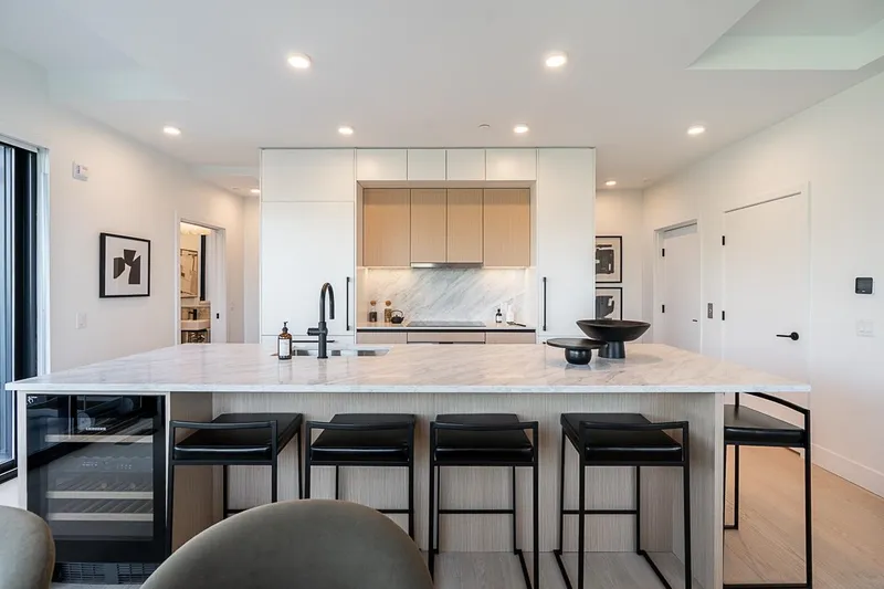 202 539 W 28TH AVENUE - photo 2 of 25