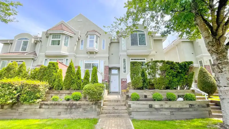 47 5840 DOVER CRESCENT - photo 1 of 32