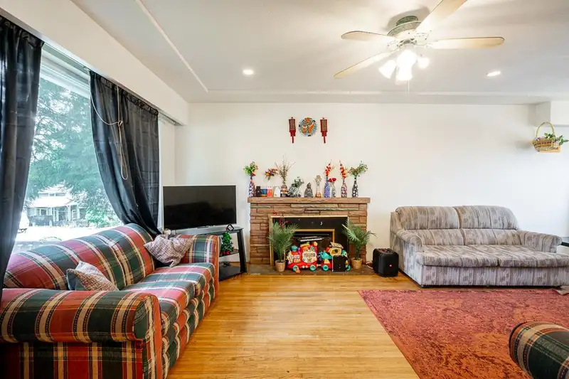 11191 90 AVENUE - photo 3 of 28