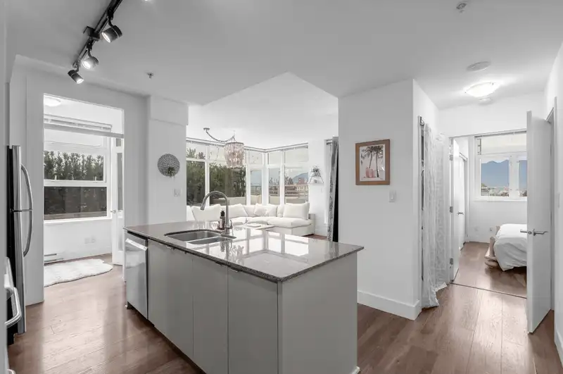 404 298 E 11TH AVENUE - photo 1 of 40