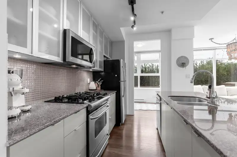 404 298 E 11TH AVENUE - photo 2 of 40