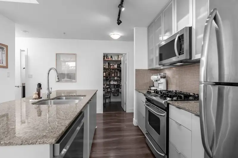 404 298 E 11TH AVENUE - photo 3 of 40