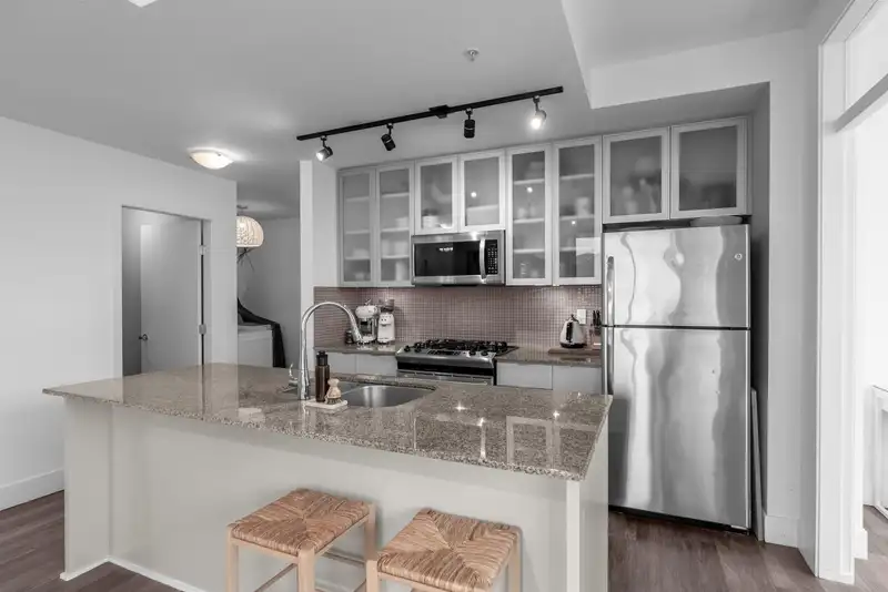 404 298 E 11TH AVENUE - photo 4 of 40