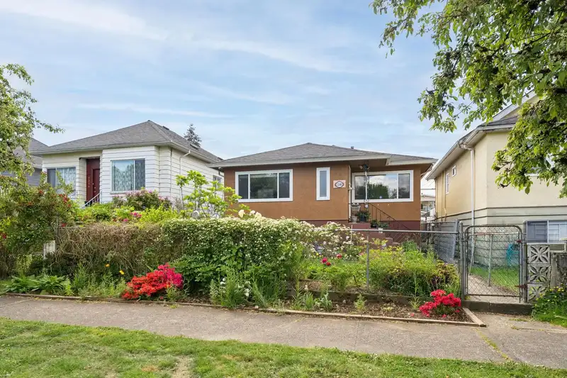 2248 MANNERING AVENUE - photo 1 of 38