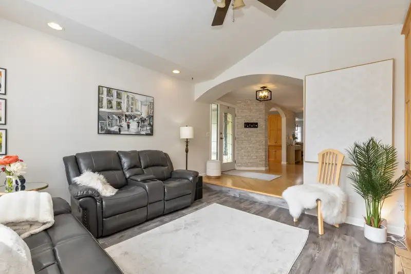 32777 CHILCOTIN DRIVE - photo 3 of 40