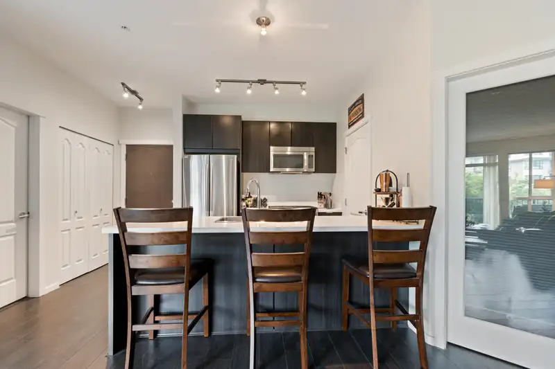 210 3107 WINDSOR GATE - photo 2 of 32