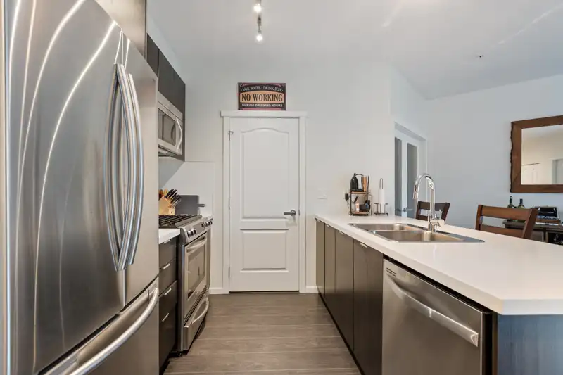 210 3107 WINDSOR GATE - photo 3 of 32