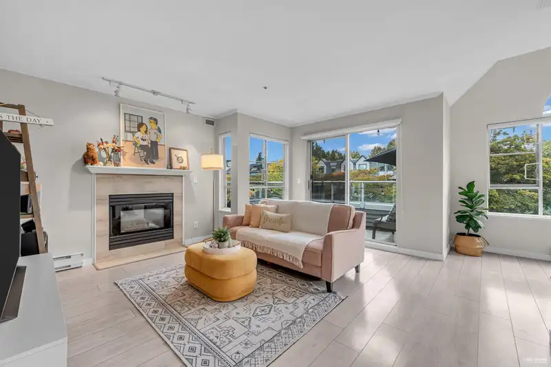 305 868 W 16TH AVENUE - photo 1 of 33