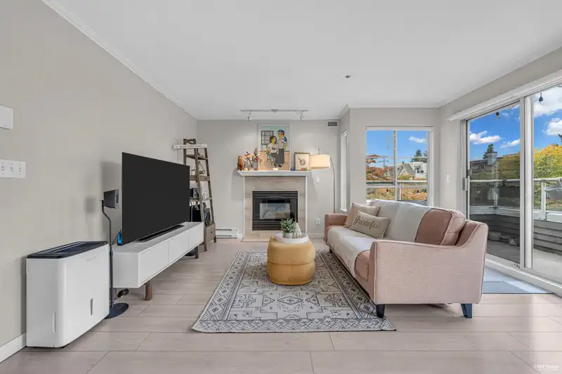 305 868 W 16TH AVENUE - photo 2 of 33