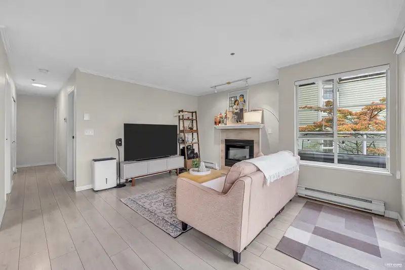 305 868 W 16TH AVENUE - photo 4 of 33