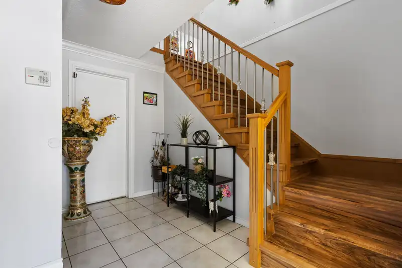 8864 URSUS CRESCENT - photo 2 of 27
