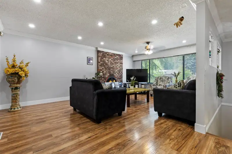 8864 URSUS CRESCENT - photo 3 of 27