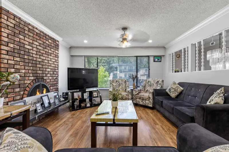 8864 URSUS CRESCENT - photo 4 of 27