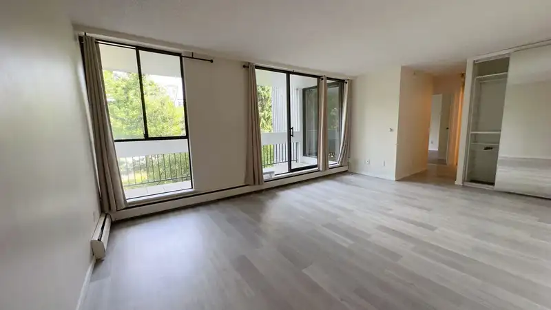 402 6689 WILLINGDON AVENUE - photo 1 of 17