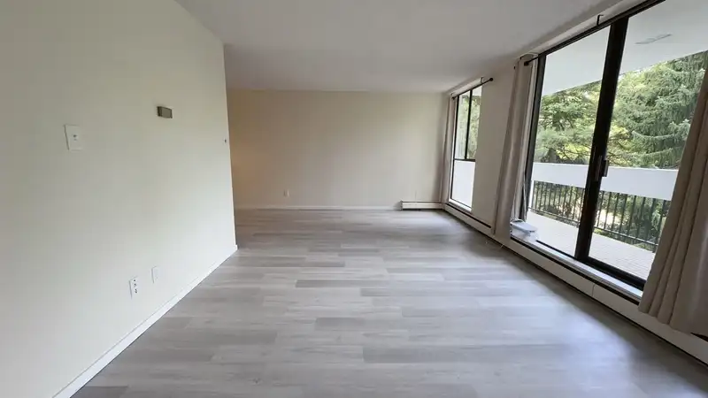 402 6689 WILLINGDON AVENUE - photo 2 of 17