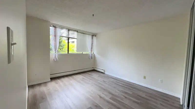 402 6689 WILLINGDON AVENUE - photo 3 of 17