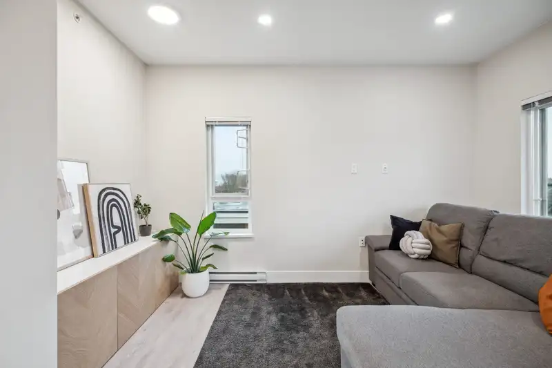 PH4 4882 SLOCAN STREET - photo 2 of 11