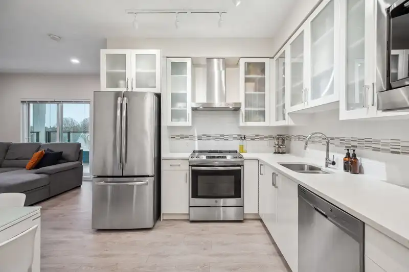 PH4 4882 SLOCAN STREET - photo 3 of 11