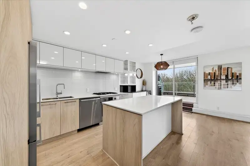610 680 SEYLYNN CRESCENT - photo 1 of 40