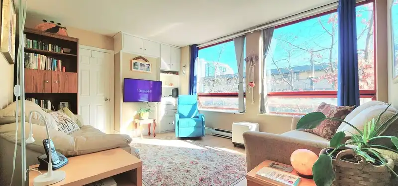 208 811 HELMCKEN STREET - photo 2 of 17