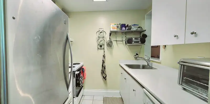 208 811 HELMCKEN STREET - photo 4 of 17